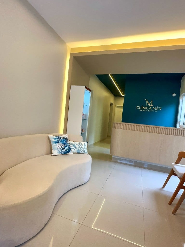 Recepção moderna com iluminação suave e ambiente premium.