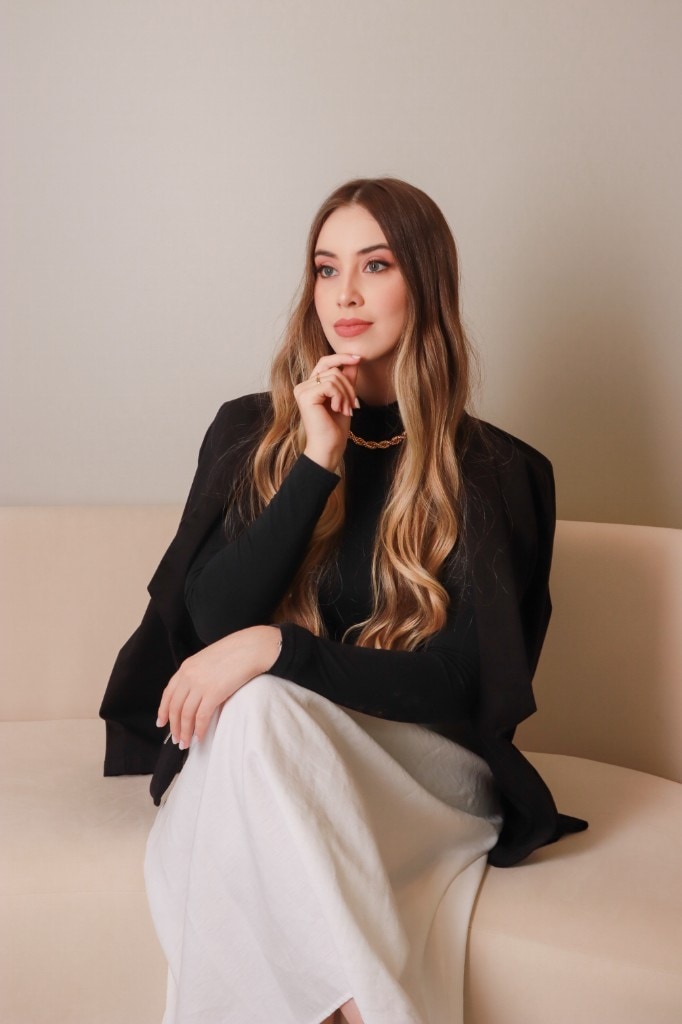 Dra. Lauren Santana em ambiente de cuidado estético.