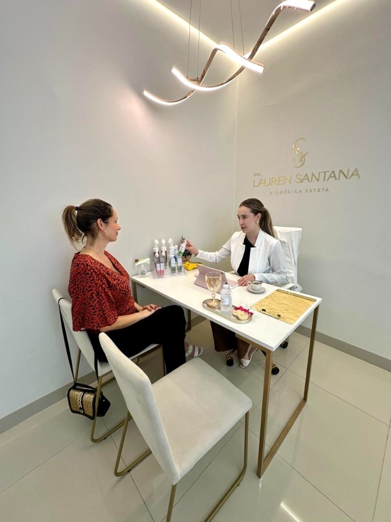 Consulta estética na clínica da Dra. Lauren Santana, com orientação personalizada e ambiente acolhedor.