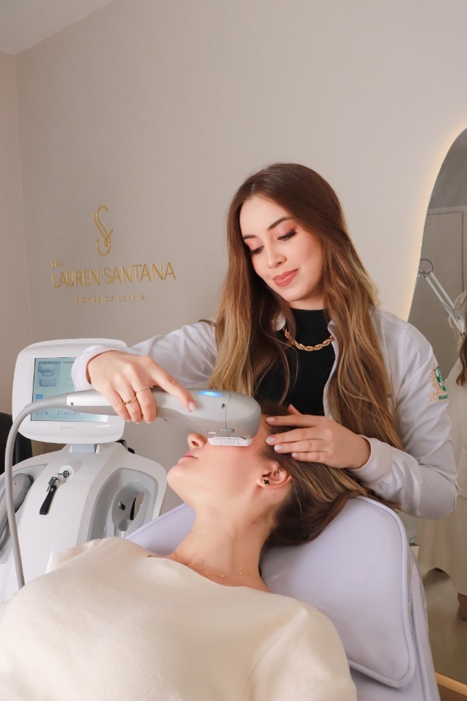 Procedimento Ultraformer III com ultrassom microfocado para firmeza e contorno facial.